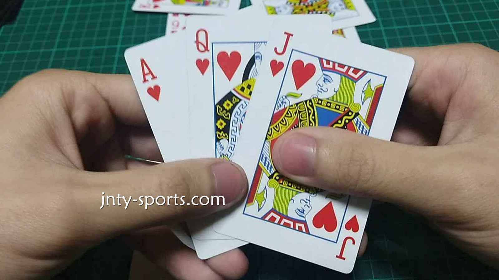 在红果体育快速玩起棋牌游戏《越南扑克》经典比大小